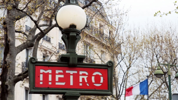 Непогода во Франции парализовала работу парижского метро - кадры