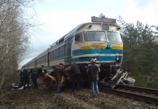 Страшная авария в Калифорнии: поезд столкнулся с грузовиком, десятки людей стали жертвами