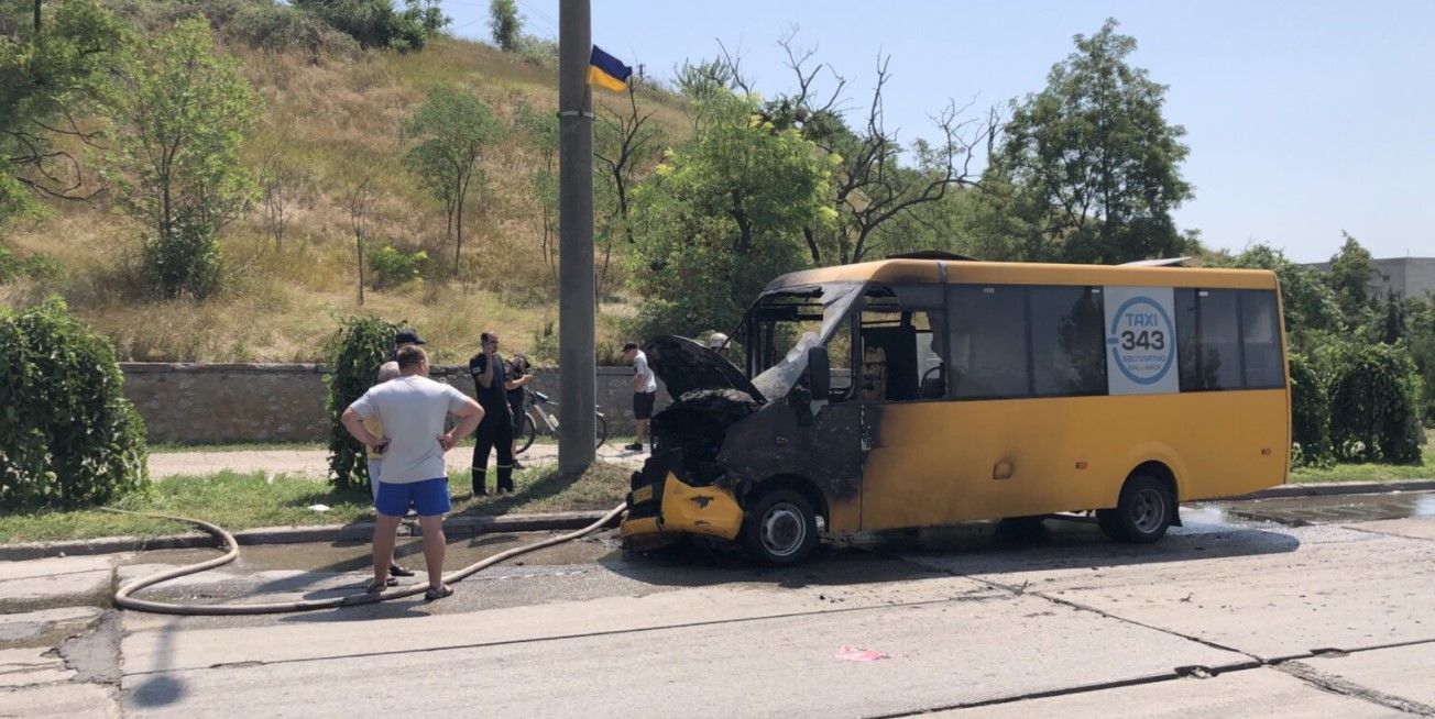 В Бердянске на ходу загорелась маршрутка с водителем и пассажирами