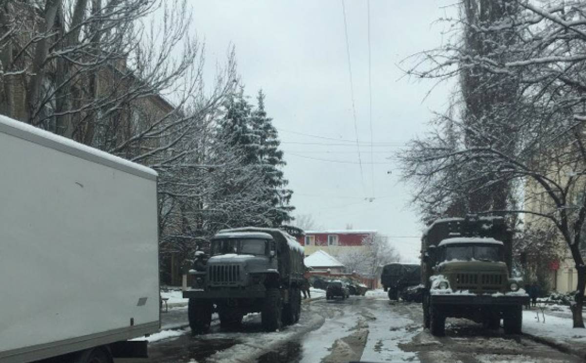 Противостояние Плотницкого и Корнета: Луганск заполонила военная техника и "зеленые человечки" с оружием - кадры