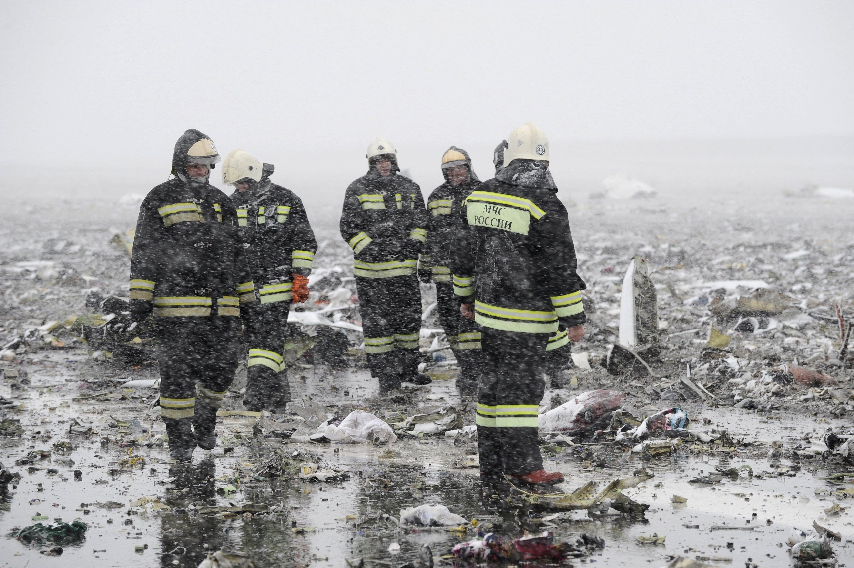 Трагедия "Боинга 737-800" в России: 840 спасателей проводят повторное обследование места крушения
