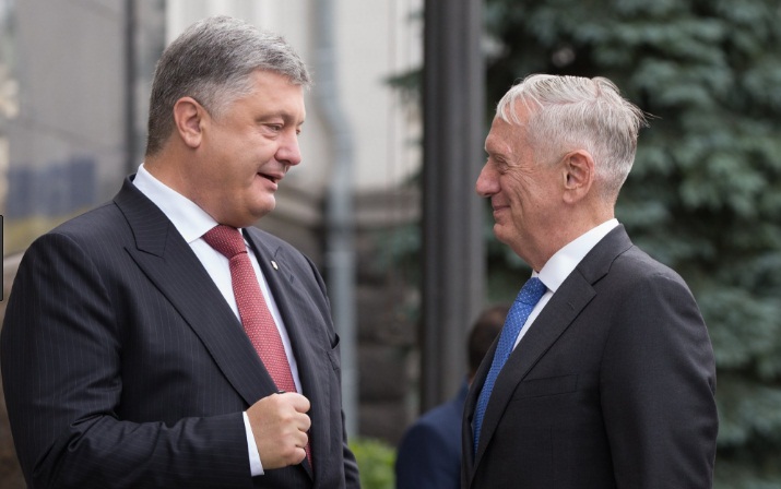 "А вы как думали? Министры обороны не приезжают с пустыми руками!" – Уолкер раскрыл тайну и рассказал, что Мэттис подарил Украине на День независимости