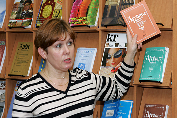 Обыск Библиотеки украинской литературы в Москве перерос в задержание и допрос директора