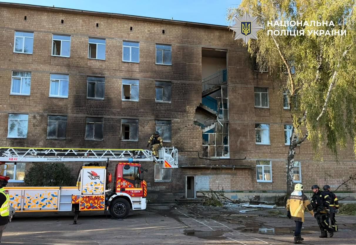 В одну из школ Киева утром 1 октября влетел российский БПЛА – полиция показала последствия