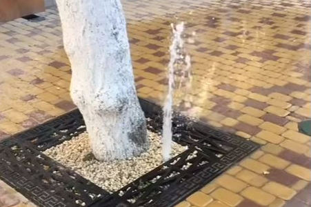 ​"Русское качество", - соцсети насмешило видео, как в центре Симферополя из-под новой дорожной плитки фонтаном бьет вода
