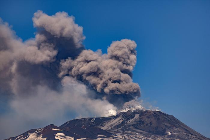 На Сицилии началось извержение вулкана Этна: опубликованы завораживающие кадры буйства огненной стихии