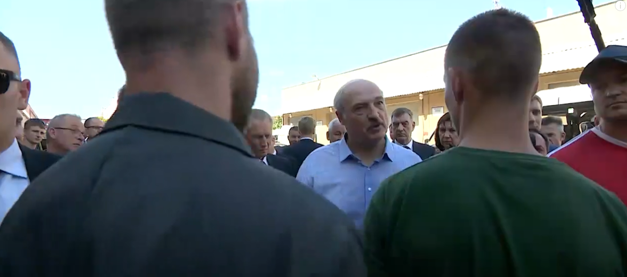 Лукашенко под камеры пообщался с рабочими: "Мужики, никто с вами возиться не будет"