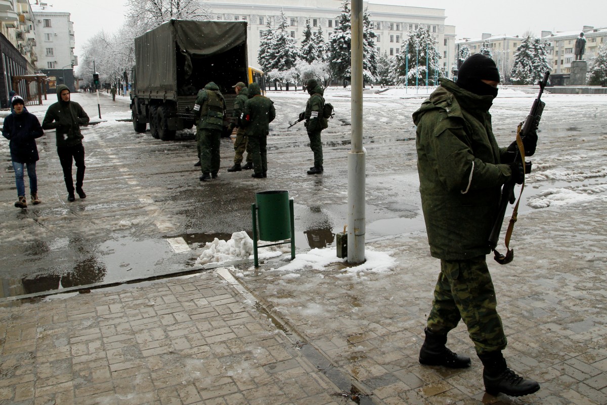 Число автоматчиков в центре Луганска зашкаливает: российские наемники подогнали БТРы к зданию, где скрывается главарь "ЛНР" Плотницкий