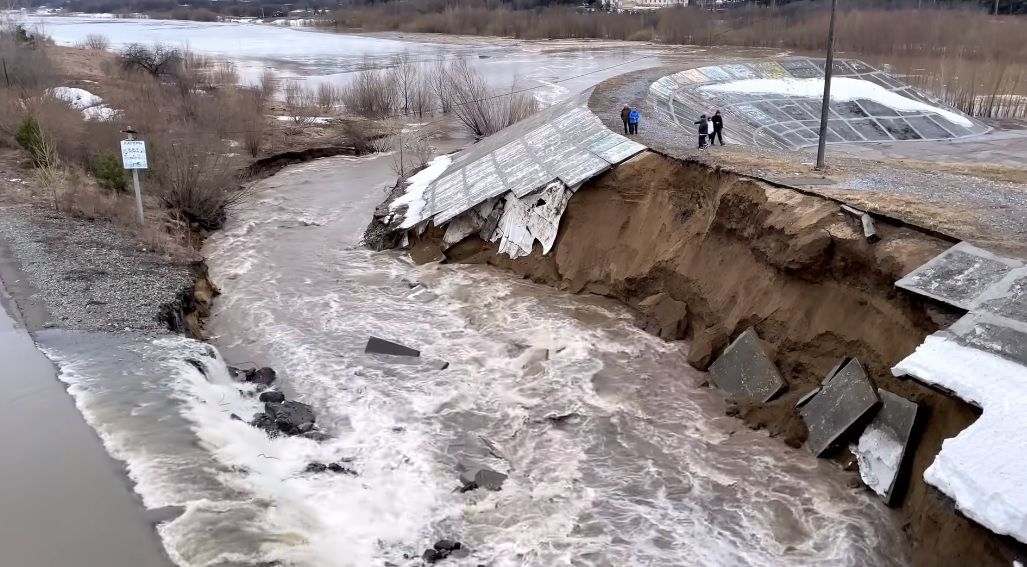 В России прорвало еще одну дамбу: вода топит Томск, объявлена эвакуация 