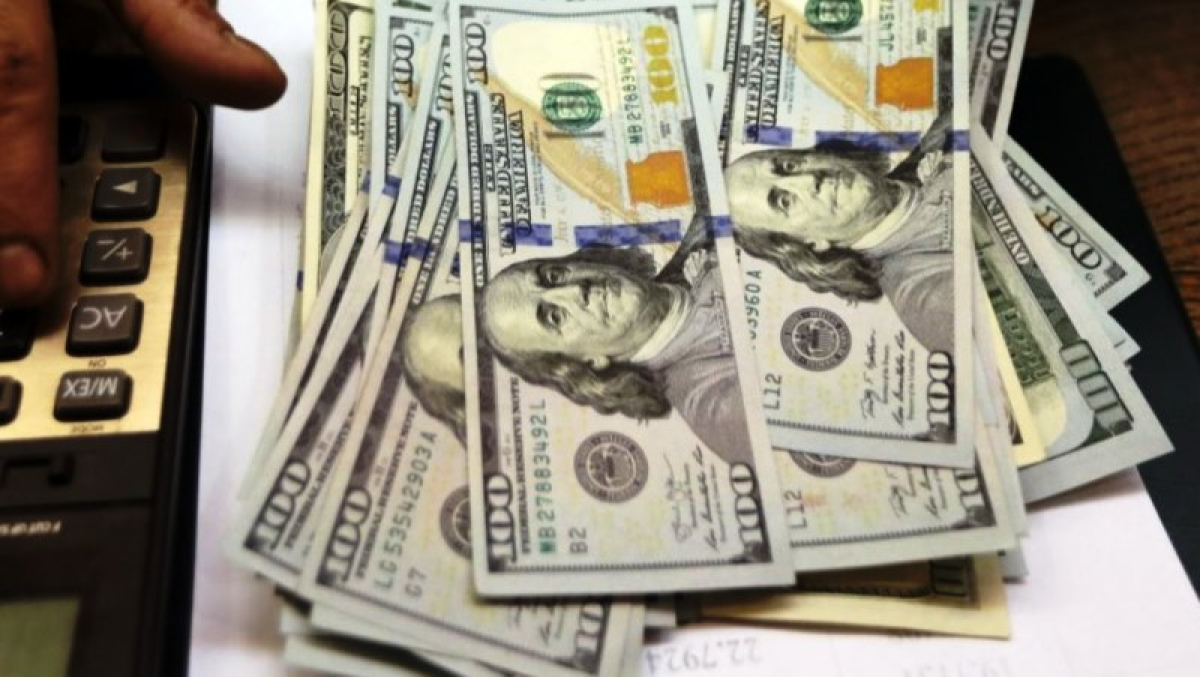 ​Гривна бьет новый антирекорд, доллар набирает обороты – курс НБУ