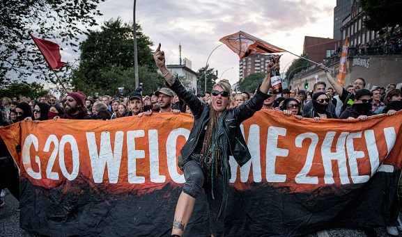 На улицы Гамбурга вышли сотни протестующих: разъяренная против проведения G20 толпа успокаиваться не намерена - пострадали более 70 полицейских - кадры 