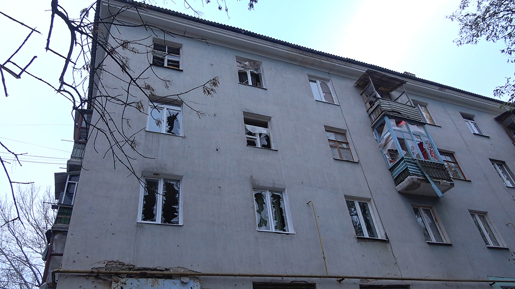 Так выглядит "мир" в понимании террористов "ДНР": в Сети опубликовали кадры с разрушенными после обстрела домами в  оккупированном Донецке