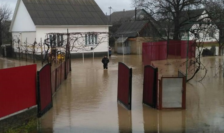 Закарпатье терпит страшное наводнение: из-за прорыва дамбы затоплены десятки домов, люди стоят по колено в воде, - кадры 