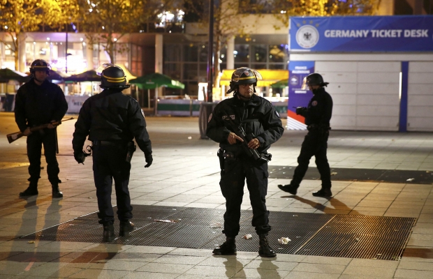 В Париже полиция проводит спецоперацию по задержанию подозреваемых в терактах. Прямая видео-трансляция