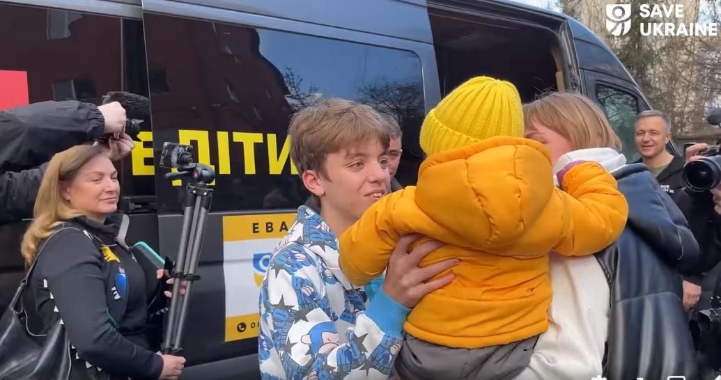 Україна повернула додому вкрадених РФ дітей: вони розповіли, чим у полоні їм погрожували росіяни