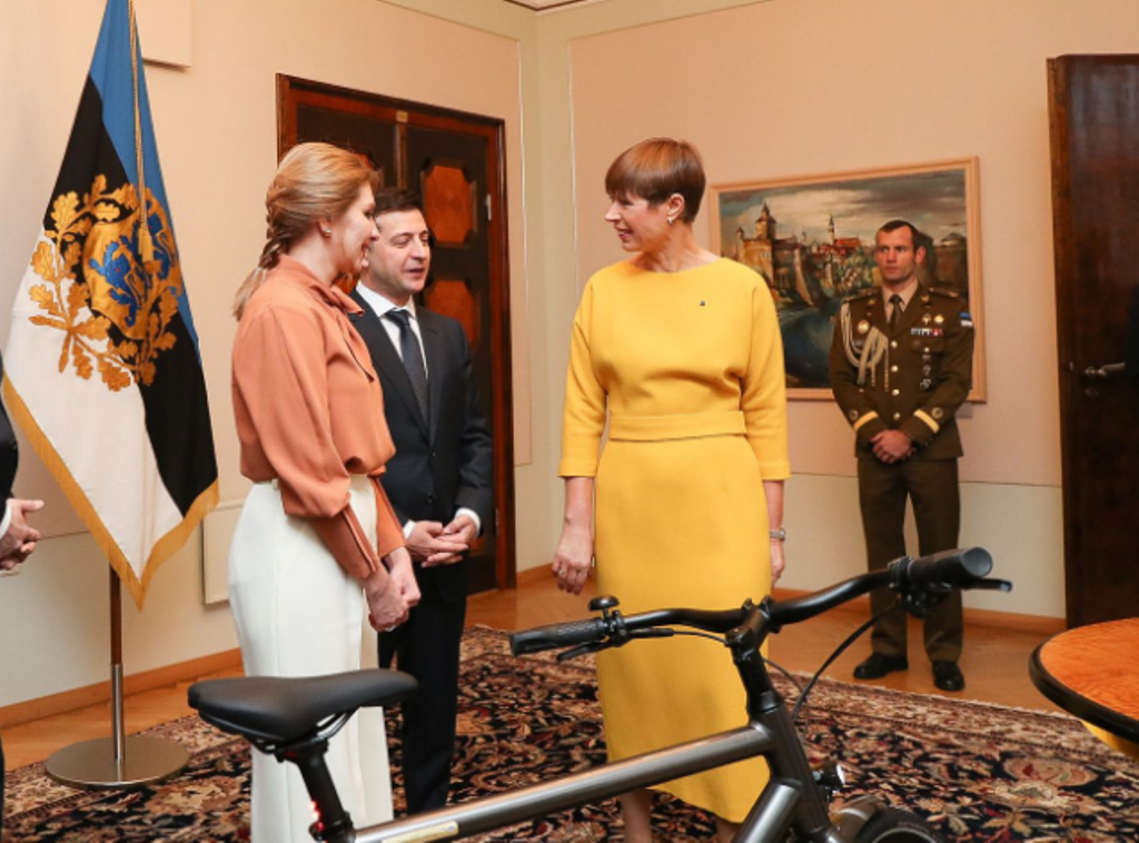 Президент Эстонии Кальюлайд сделала подарок Зеленскому с намеком 