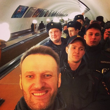 Селфи в метро: Навального арестовали в московской подземке за "агитацию"