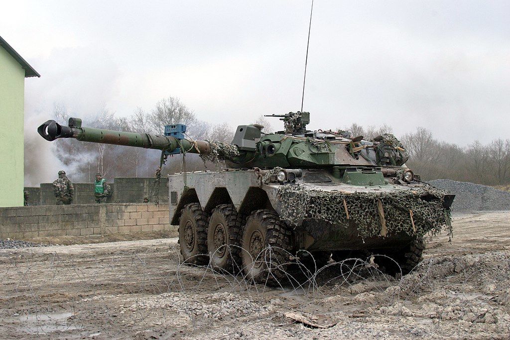 ​Макрон пообещал Зеленскому броневики Bastion и "колесные танки" AMX-10 RC