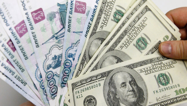 Рубль "обвалился" на 18,6% к евро и доллару в течение 2015 года