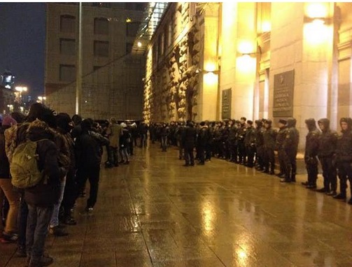 В Киеве под зданием КГГА собралсь люди в масках - правоохранители не пускают их внутрь