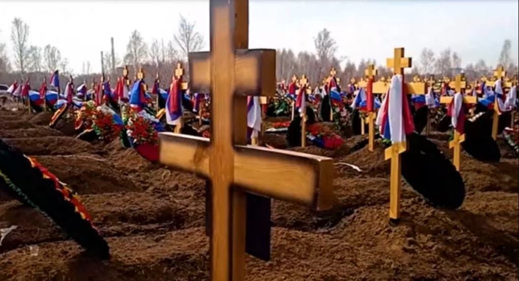 Еще одно гигантское кладбище "Вагнера" засняли в Новосибирске: сотни могил и свежие ямы