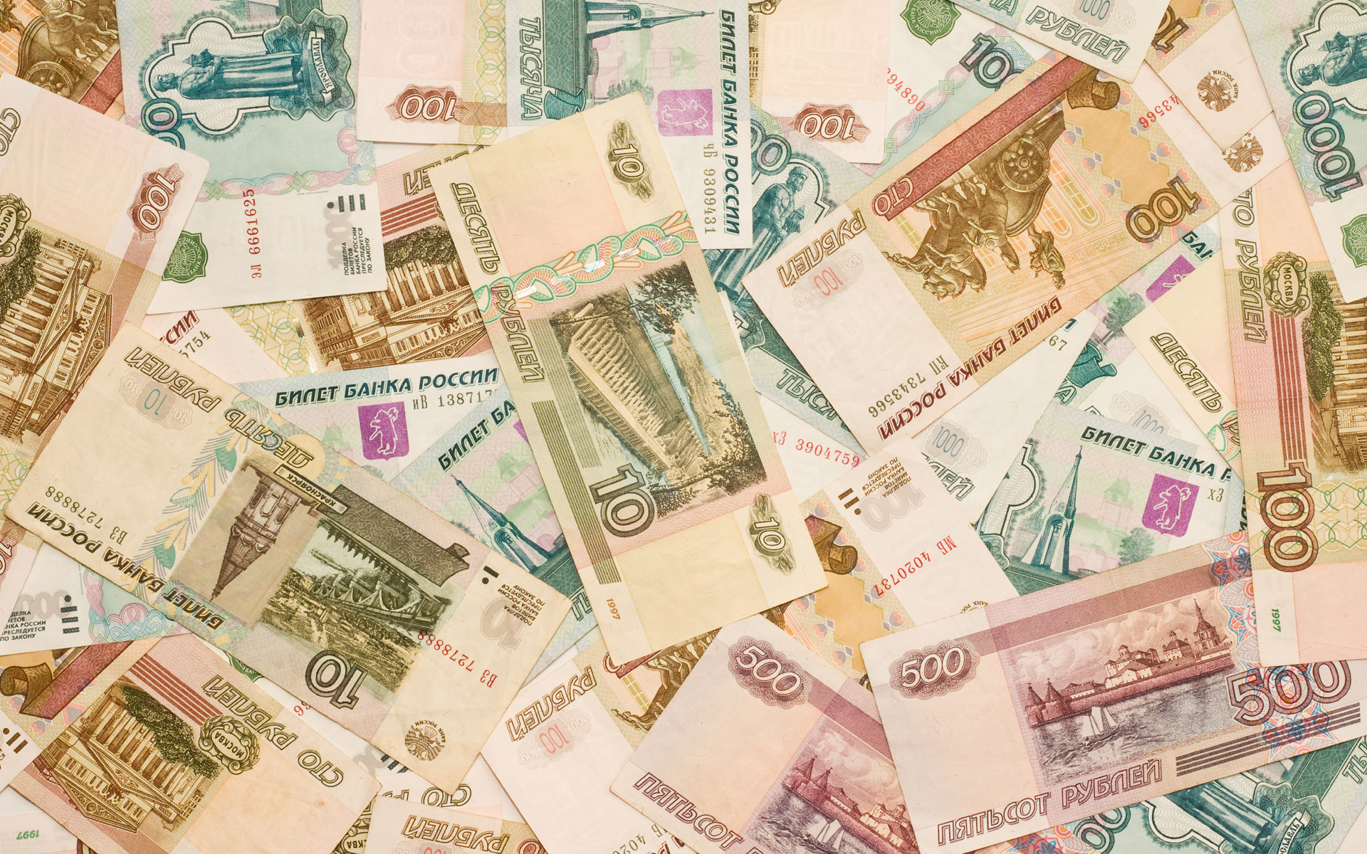 На Московской бирже за доллар дают почти 45 рублей