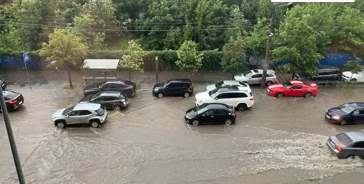 Поток воды сбивает с ног людей: Киев накрыл ливень 