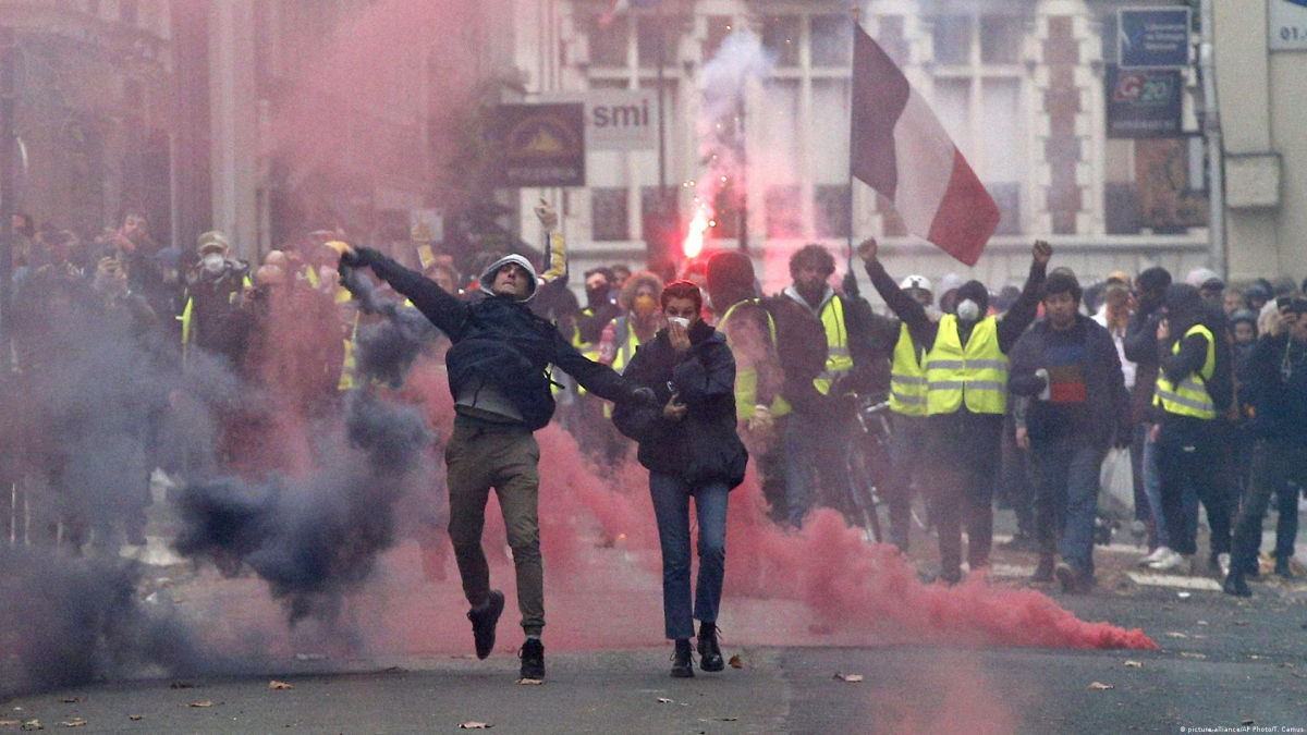 "Есть проблема", – Яковенко прокомментировал массовые протесты во Франции 