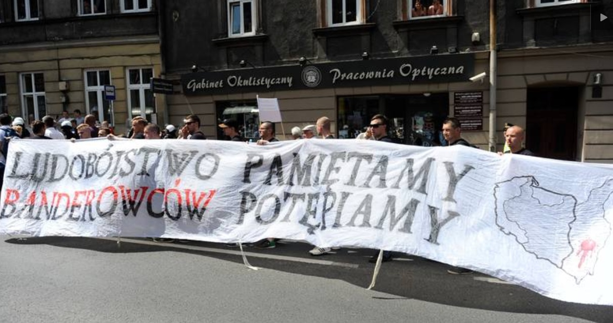 Польские националисты атаковали украинскую процессию в Перемышле: полиции удалось предотвратить кровопролитие 