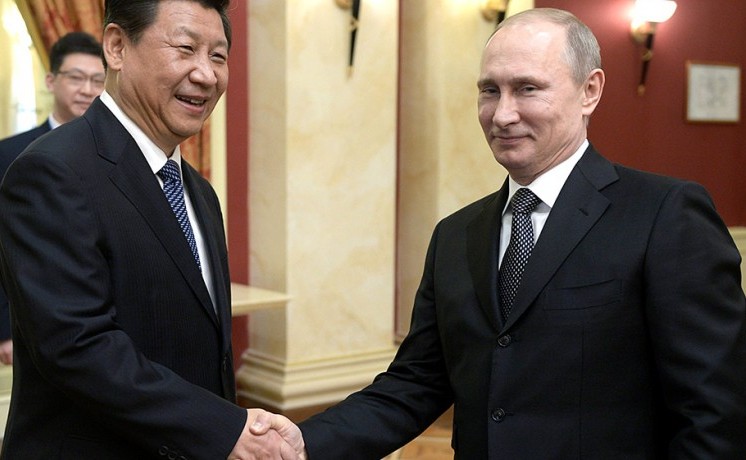 Фирменные презенты Кремля: прилетев на саммит G20, Путин угостил китайского лидера Си Цзиньпина мороженым