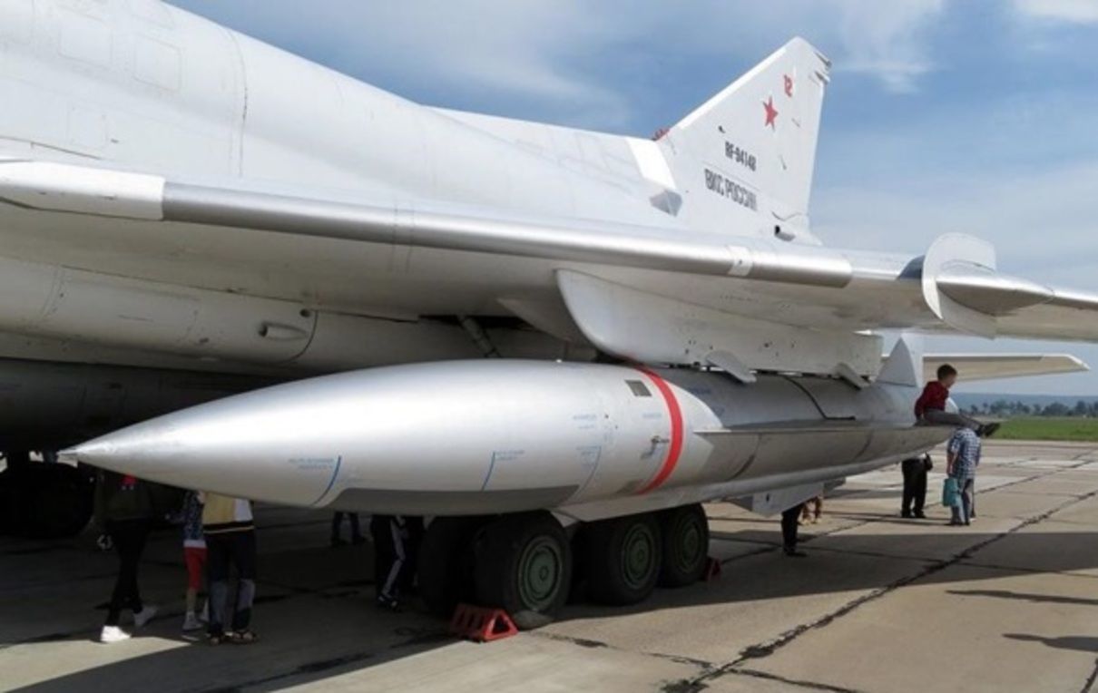 ​"Могут совершать пуски за 10 км от границы", – Жданов озвучил новые детали о ракетах "Х-22" и ЗРК "С-300"