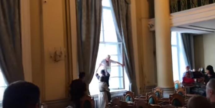 Во Львове стоматологи блокировали депутатов: один из врачей пытался выброситься в окно исполкома – кадры