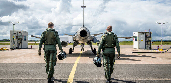 Пилоты ВС ВСУ впервые испытали шведские истребители Gripen, которые могут отправить в Украину