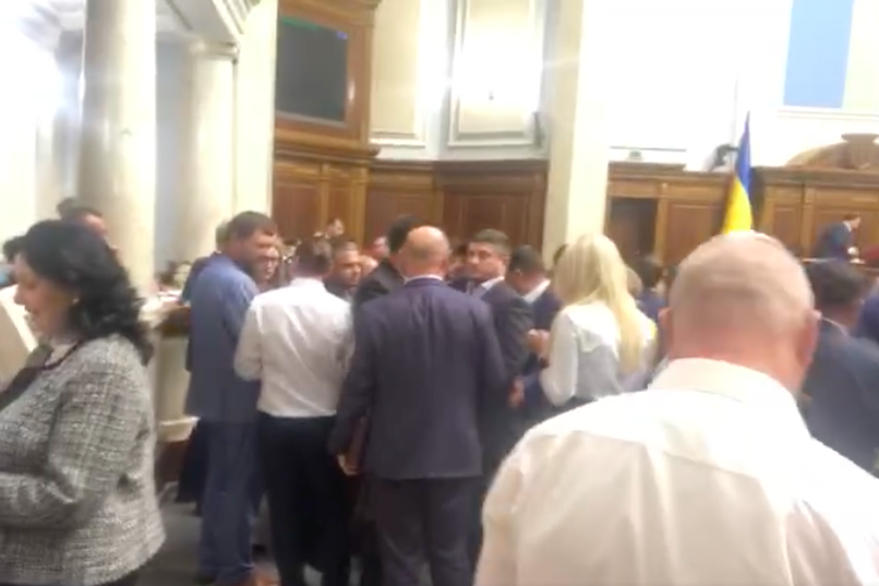 ​"Слуги народа" устроили "бунт" прямо в Верховной Раде - появилось видео