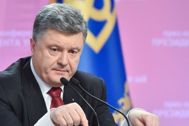 Порошенко: При выходе из Дебальцево мы потеряли шесть украинских героев, более 100 ранены