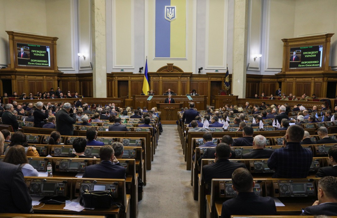 "Я бы врагу не пожелал оказаться, как Порошенко сегодня, на трибуне Верховной Рады", - волонтер