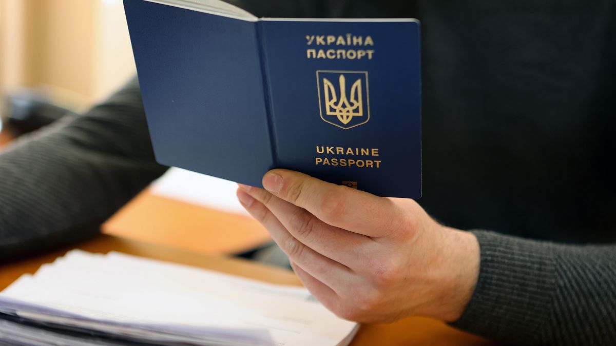 Гражданам Украины до 18 лет, выехавшим за границу, отказывают в выдаче паспортов – названа причина