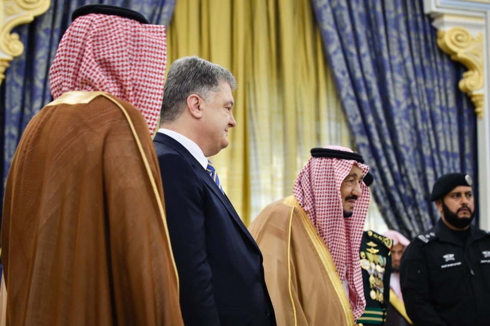 Порошенко стал почетным обладателем высшей награды в Саудовской Аравии, которую лидеру Украины вручил лично король, - кадры