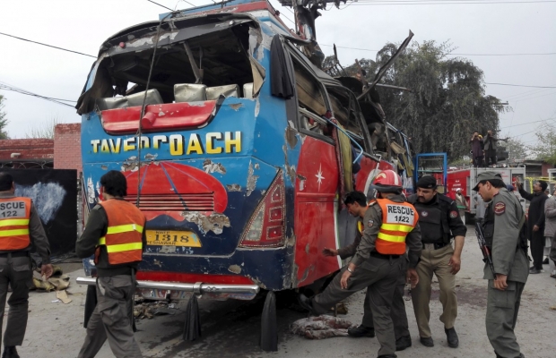 Правительственный автобус "взлетел" на воздух в Пакистане: десятки погибших и изувеченных чиновников