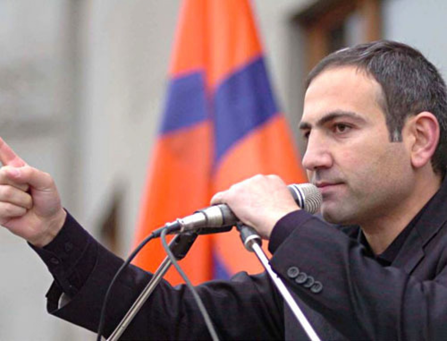 Лидера протестного движения в Армении Пашиняна госпитализировали после взрывов