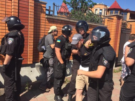 Киевский марш ЛГБТ-сообщества атаковали десятки неизвестных: двое задержаны
