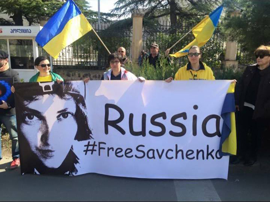 ‎Free Savchenko: тысячи грузин выстроились в живую цепь в поддержку летчицы
