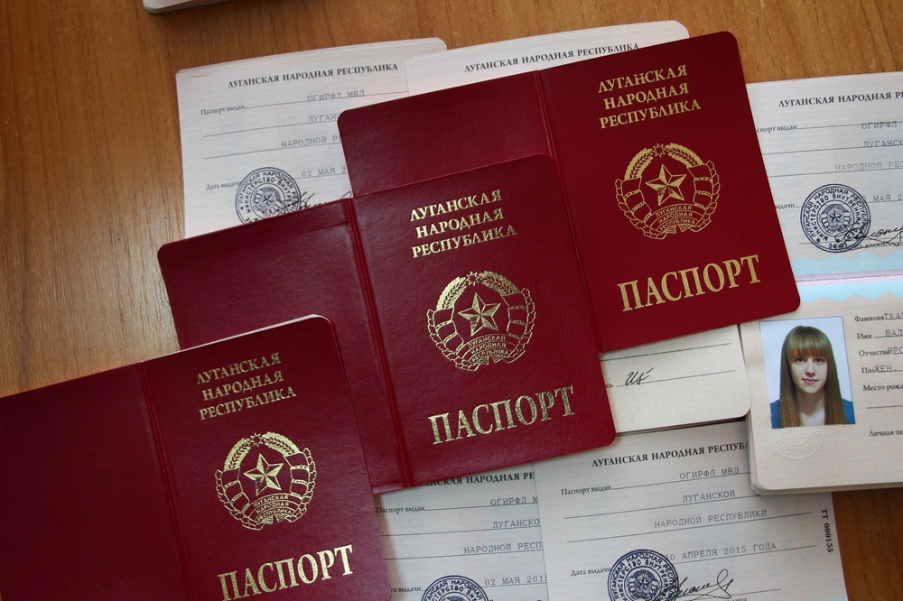Усы, лапы и хвост - вот мои документы: в "ЛНР" полностью переходят на свои паспорта и запрещают ставить печати в украинские