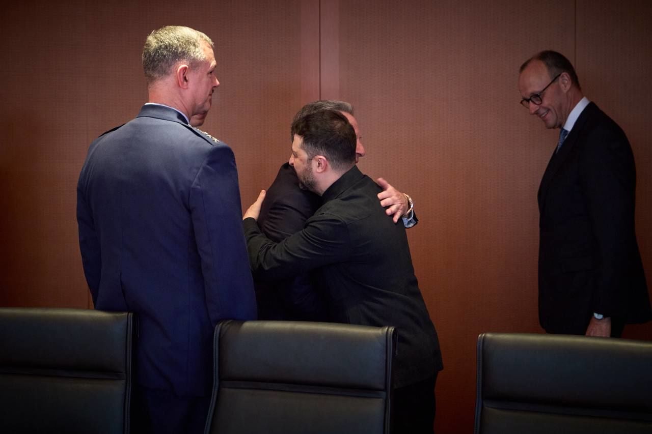 Объятия Зеленского с Уиткоффом и показательное место Мерца: появились первые фото встречи в Берлине