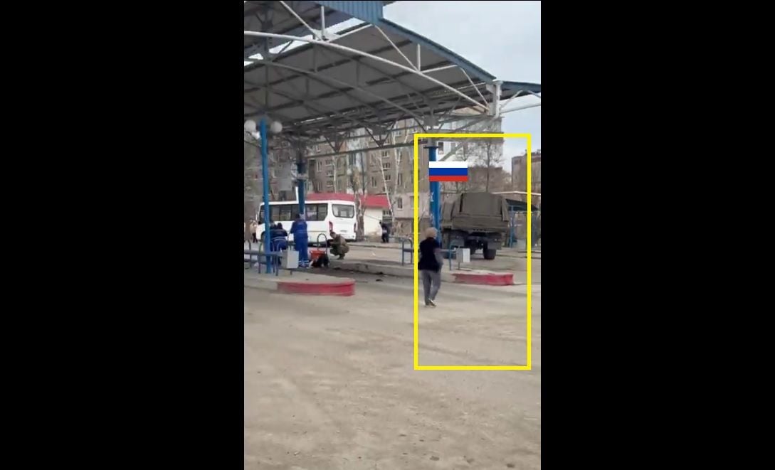 ​В Донецке "Урал" российских оккупантов снес остановку с людьми: Z-каналы пытаются удалить неудобные кадры