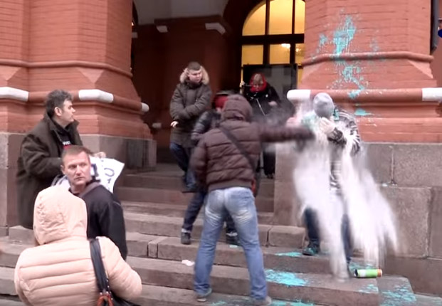 ​Территория зверей: в Москве адепты Путина в футболках "Новороссия" напали на 75-летнего мужчину