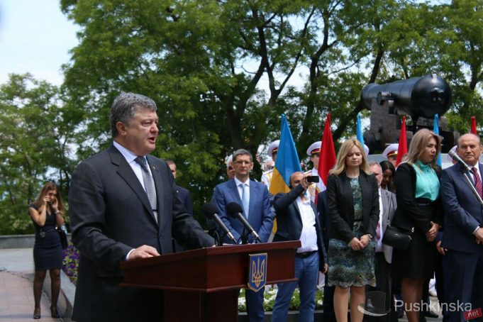 ​"Политика Кремля является вызовом не только Украине, но и Турции", - Порошенко сделал громкое заявление в Одессе (кадры)