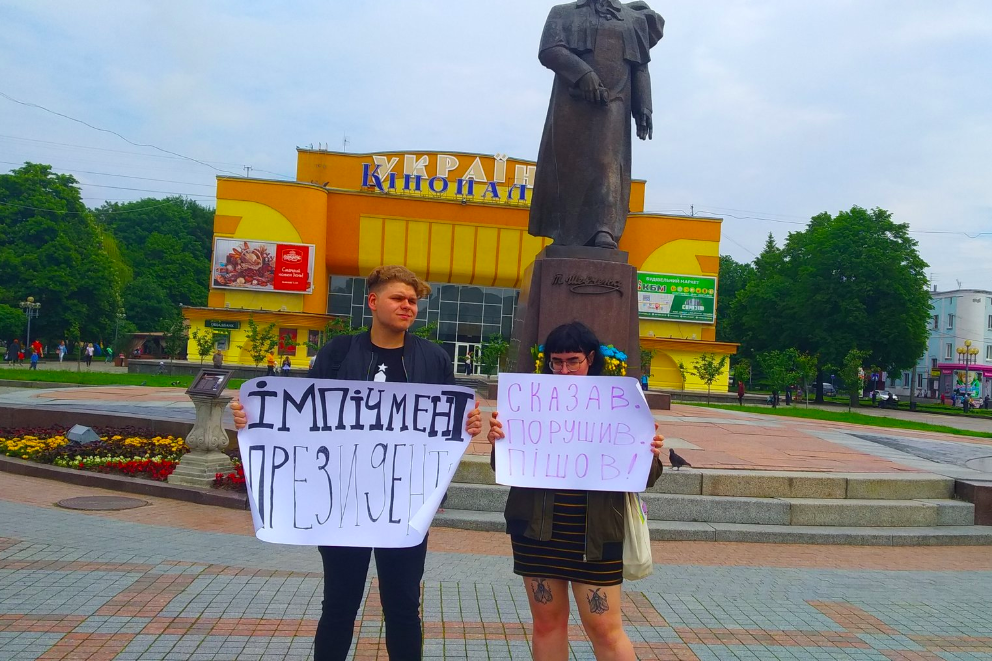 "Путин одобряет", - в Ровно полиция схватила подростков за акцию против Зеленского - подробности и кадры