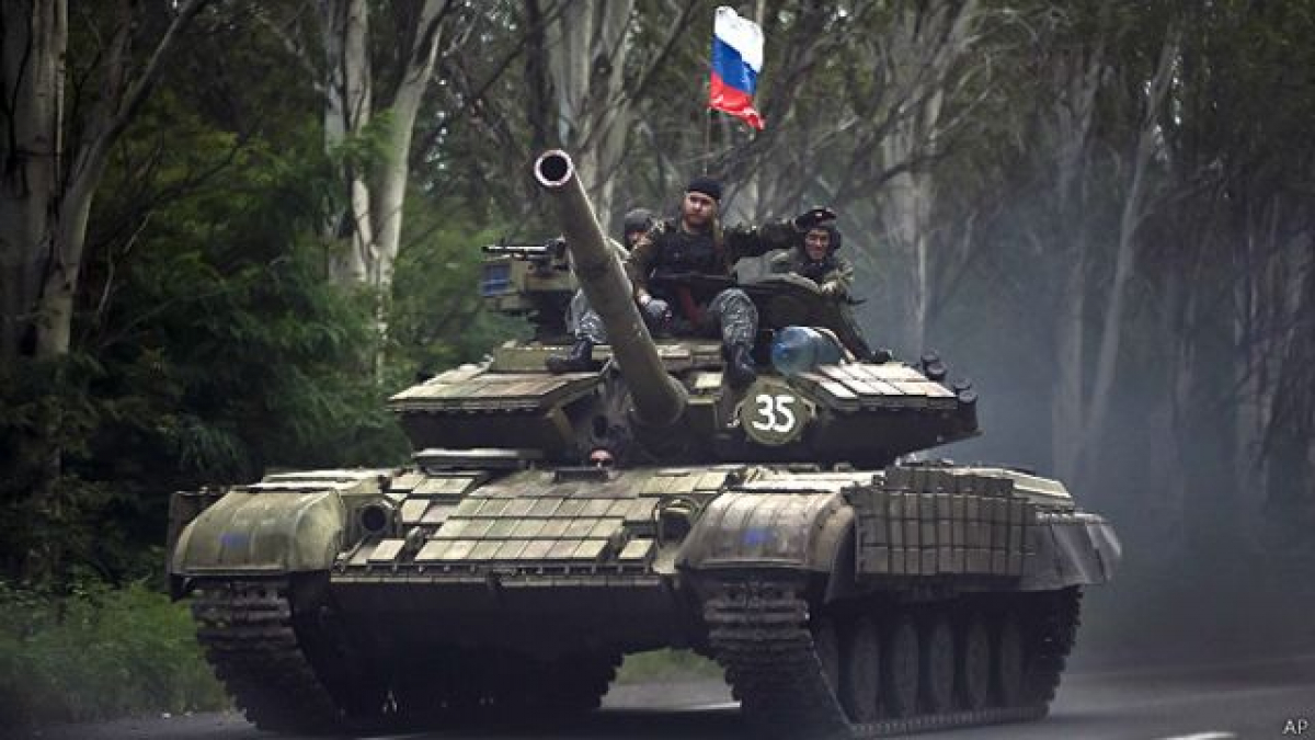 Россия стягивает военную технику в "ЛНР": под Луганском замечены танки и ЗРК
