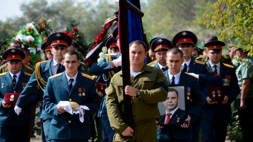 "Засекреченные" дети Захарченко пришли на похороны боевика: ситуация в Донецке и Луганске в хронике онлайн